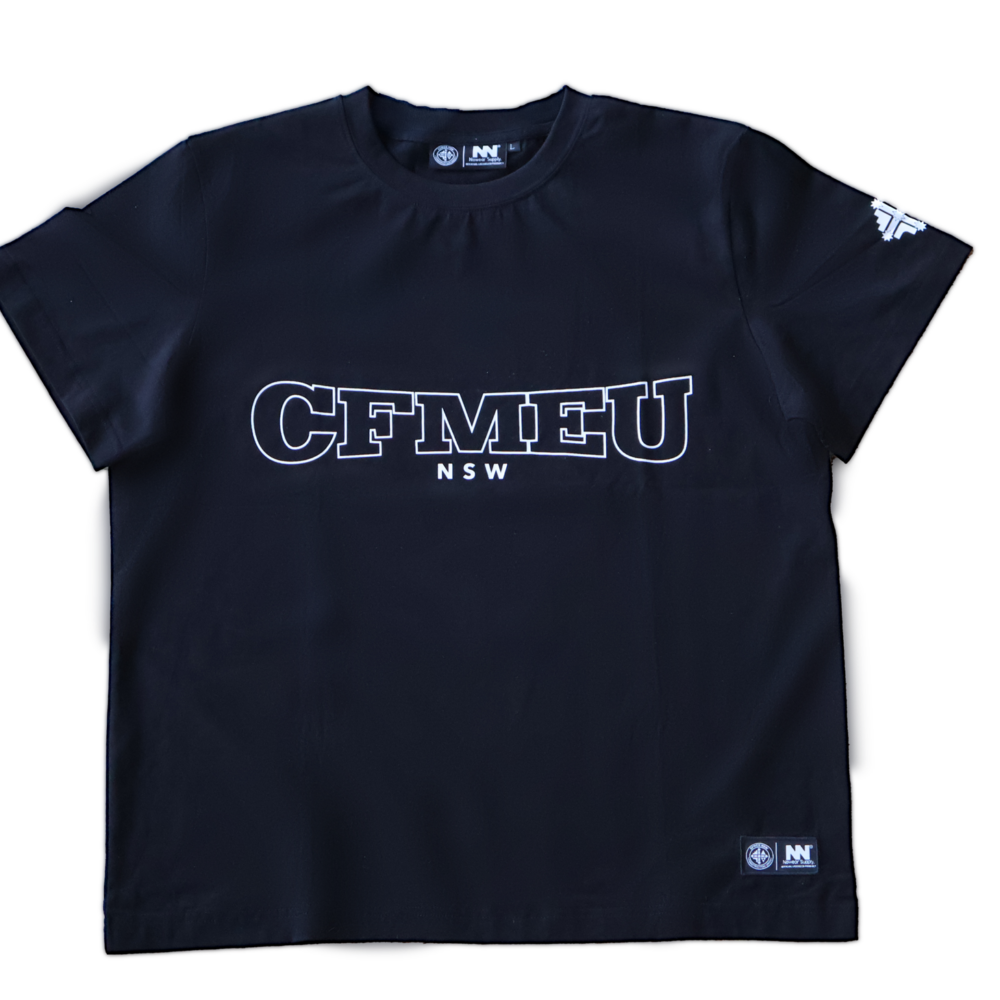 WOMEN'S SIGNATURE LOGO TEE